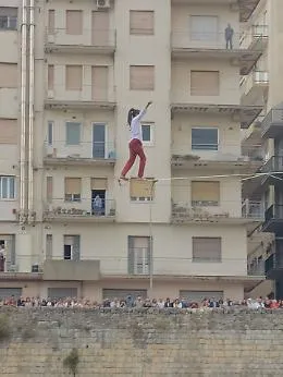 Un funambolo sopra la vallata a Ragusa, centinaia di persone con il naso all'ins&ugrave;
