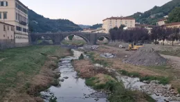 Lei respinge le avances, lui si infuria, la tortura e tenta di annegarla: arrestato
