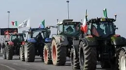 Caro-carburanti, sit-in e blocchi in strada degli agricoltori tra Gela, Palermo e Agrigento: &laquo;Con questi prezzi qui si muore&raquo;