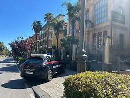 Armato di coltello semina il panico in banca: &egrave; caccia all'uomo 