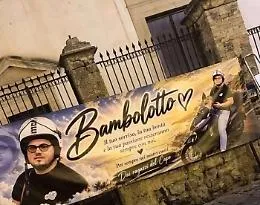 Il Capo si ferma per Salvatore Zora: folla commossa e l'appello del prete sulla sicurezza stradale