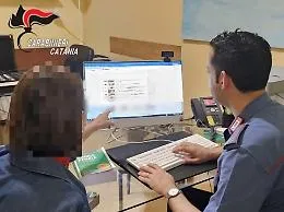 Minaccia di dare fuoco ad un amico della moglie per l'invio di alcune foto: 45enne denunciato