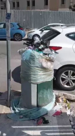 Palermo, via Uditore: contenitori pieni di rifiuti
