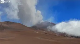 Etna, Piano del Lago si tinge di rosso e sembra di stare su Marte: uno scenario suggestivo dopo l'emissione di cenere