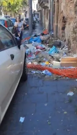 Via Plebiscito, marciapiede off limits: per i pedoni resta solo la strada