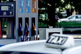 Gasolio, mossa strategica del G7: piano da 100 milioni di barili per abbattere i costi al distributore