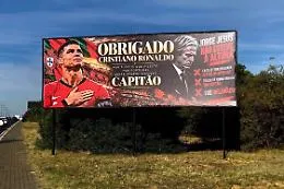 Lisbona, spuntano tre maxi-cartelloni per Ronaldo e contro Jorge Jesus: fatti rimuovere per assenza di autorizzazioni