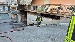 Brucia un garage a Fiumefreddo di Sicilia: riaperta la strada statale 120, ma continuano le operazioni di spegnimento