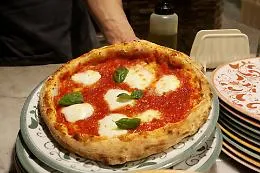 A Napoli nasce la "pizza solidale" di Sorbillo: margherita a 5 euro per due giorni alla settimana