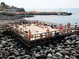 L'estate prolungata di  Catania, spiagge libere attrezzate anche ad ottobre