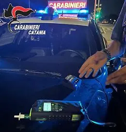 Guidava a zigzag senza patente e ubriaco: denunciato 22enne a Catania