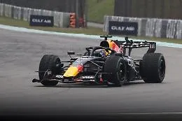 Max Verstappen trionfa a Sepang nel Gp del Bahrain: Antonelli e Hamilton sul podio