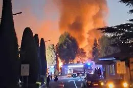 Incendio devasta il campeggio Bella Italia a Peschiera del Garda: esplosione e 24 feriti