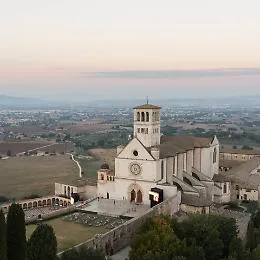 E' il giorno di san Francesco: Lampada, loggia e migliaia di pellegrini ad Assisi per celebrare la festa nazionale