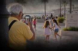 Marina di Ragusa, anziano realizza video ai bambini che giocano in piazza: il caso monta