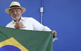 Brasile al voto, scintille ai seggi fra Lula e Bolsonaro. Il presidente uscente: &laquo;La scelta &egrave; fra democrazia e barbarie&raquo;