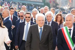 Mattarella ad Assisi tuona contro le guerre: &laquo;In alcune parti del mondo si torna a benedire le armi&raquo;