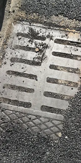 Via Padova a Catania: asfalto sopra asfalto e tombini ricoperti, chi controlla?