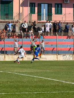 Gol, rosso e miracoli: il Milazzo torna a respirare, l'assedio finale non basta al Siracusa