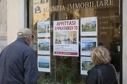 Quando l'acquisto o l'affitto di una casa divora il reddito: offerte in calo e citt&agrave; sotto pressione 