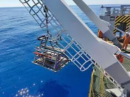 Parte dalla Sicilia la caccia ai segreti del cosmo: al largo di Capo Passero le torri sottomarine da 700 metri per catturare i neutrini