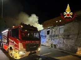 Incendio nella notte a Palermo, a fuoco un intero piano di un palazzo abbandonato