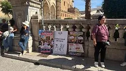 La polemica sulle prime comunioni, sit  in davanti alla cattedrale: &laquo;L'arcivescovo ci riceva&raquo;