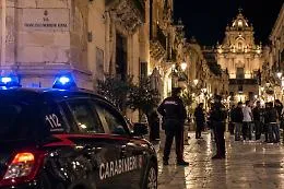 Momenti di tensione nella notte nel cuore di Scicli, rissa tra cittadini extracomunitari