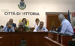Vittoria, Artini: "Si cosa ri stari 'n campagna". E il sindaco Aiello lo riprende