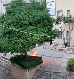 Comiso, giovani vandali incendiano la panchina nella piazzetta dedicata alla memoria di Biagio Attardi 