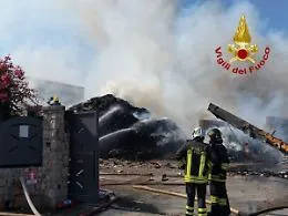 Palermo, incendio in un impianto di gestione rifiuti a Santa Flavia: Vigili del Fuoco al lavoro per domare le fiamme