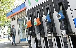 Perch&eacute; il diesel costa pi&ugrave; della benzina: tutto quello che "forma" il prezzo ai distributori