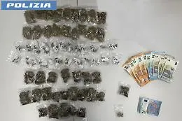 Continua lo spaccio di droga a domicilio in via Plebiscito, ma stavolta i ragazzi del "delivery" sono minorenni