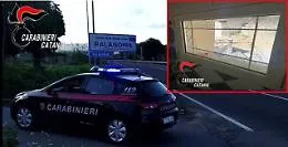 Terrorizzava i genitori, arrestato un 47enne a Palagonia: porte e finestre spaccate, danni anche alle auto in strada