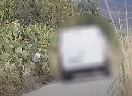 Chiaramonte, sorpreso mentre abbandona rifiuti dal furgone in movimento