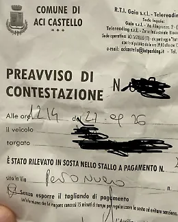 Paghi il parcheggio e prendi la multa: l'errore di targa e la burocrazia di Aci Castello