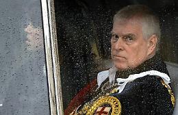 Mandati annullati all'ex principe Andrea, ma la polizia potr&agrave; trattenere i documenti sequestrati?