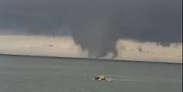 Paura a Marsala, tromba d'aria e doppio vortice sul mare: scuole danneggiate, auto ribaltate e feriti