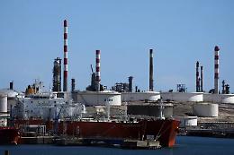 Inferno nello Stretto di Hormuz: superpetroliera esplode dopo l'urto con una mina