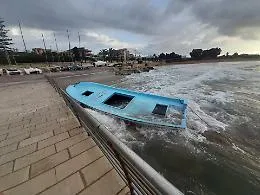 Marina di Modica, la barca sequestrata si deteriora al moletto