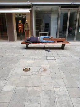 Ragusa, la foto di una persona che dorme su una panchina in via Roma accende il dibattito social sul degrado urbano