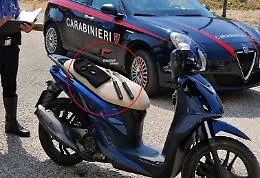 Fugge all'alt dei carabinieri a bordo di uno scooter rubato: bloccato dopo inseguimento 