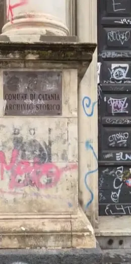 Catania, degrado sulla facciata dell&rsquo;Archivio di Stato: muri imbrattati a due passi da piazza Duomo