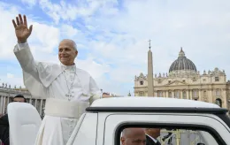 Papa Leone sar&agrave; operato al Gemelli per un nodulo al polmone: l&rsquo;annuncio all&rsquo;Angelus e i tempi dell&rsquo;intervento