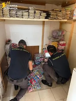Maxi sequestro a Misterbianco: scoperte migliaia di merci contraffatte destinate a giovani e bambini

