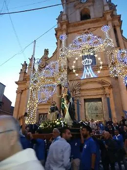 Ragusa, esce il simulacro della Madonna del Rosario e il quartiere fa festa