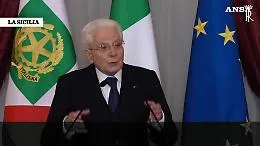 Il presidente Mattarella: &laquo;Se i potenti usassero autoironia, eviterebbero imbarazzi&raquo;
