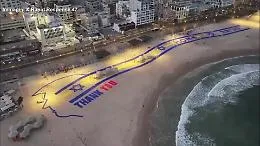 L'Air Force One sorvola con Trump l'enorme scritta &ldquo;grazie&rdquo; sulla spiaggia di Tel Aviv: video