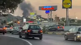 Incendio sulle colline di Monte Po: colonna di fumo nero visibile da Catania e Misterbianco