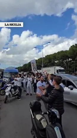 Paolo Taormina, il corteo dopo i funerali si ferma nel carcere dove &egrave; rinchiuso Maranzano: "Indegno, indegno" (Video)